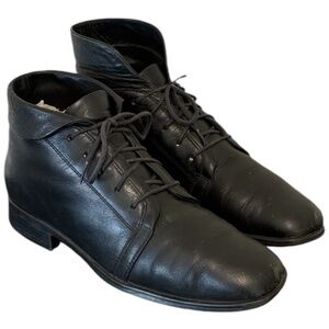 Size 6.5 Vintage short black genuine leather women lace up granny ankle boots.